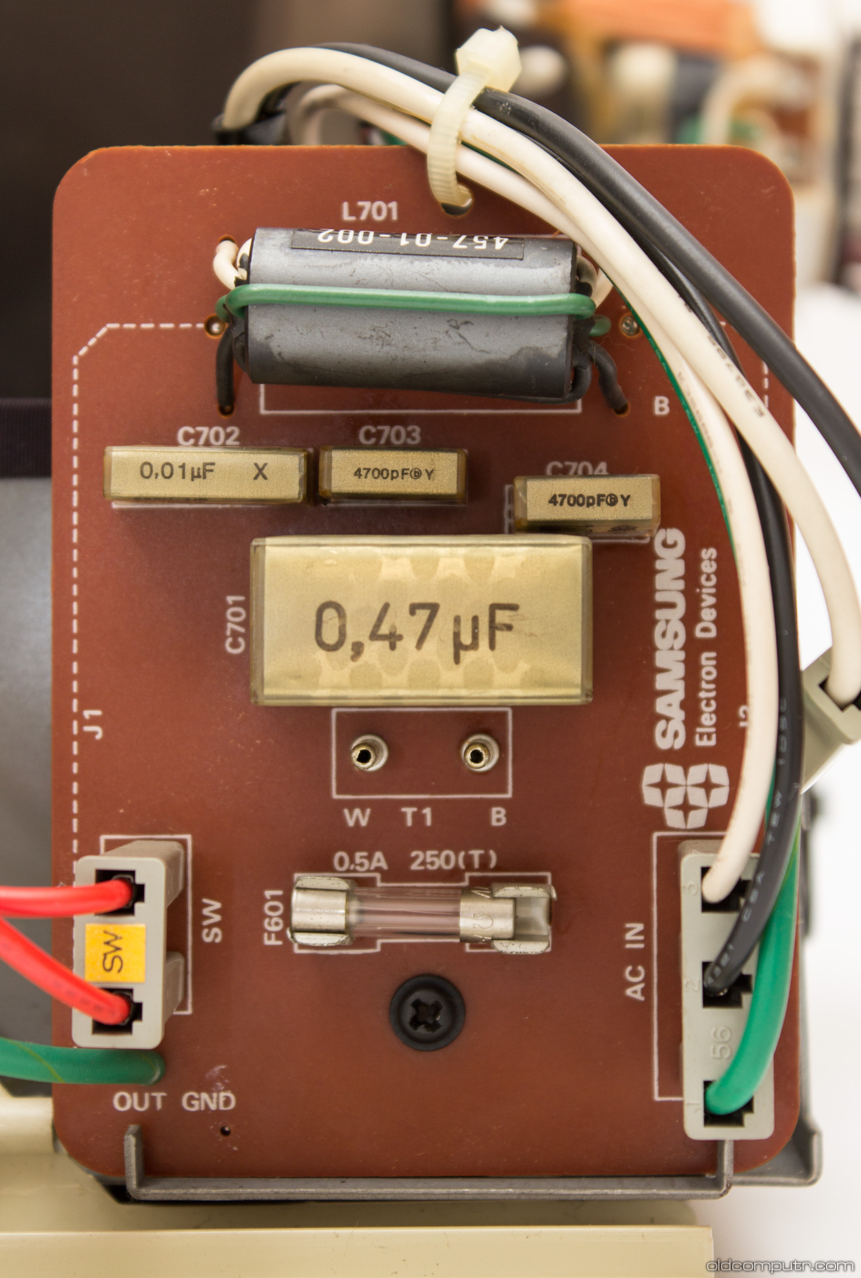 Apple Monitor - filter capacitors